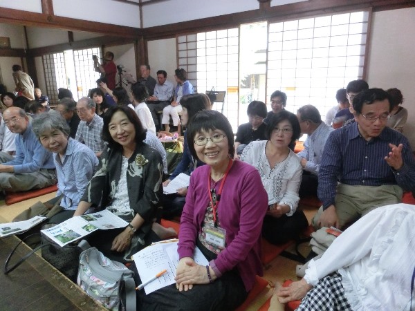 3984-13.6.22文化交流会　梨木神社　能観賞前の皆さん.jpg